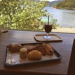 ベーカリー&テーブル 箱根 - 天気良し❗️
                                
                                今日は外国人あんまりいないなー。前が異常だったのかな？