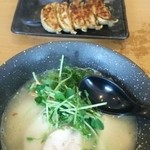 しおさい - 鶏そばチャーシュ麺と餃子。