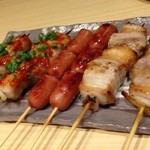 Otona No Yakitori Toriyoshi - 左から辛味噌豚バラ、粗挽きウィンナー、激ウマ豚バラ(塩)