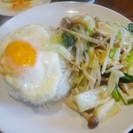 SOI 7 - 本日のランチメニュー「豚肉入り野菜炒め」（1200円）