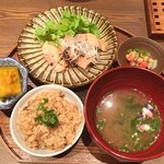 Yamamoto Shokudou - 気まぐれランチ
                        舞茸ご飯〜 
                        インゲンとオクラの胡麻和えが隠れてます