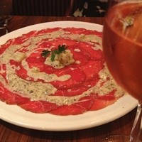 Serafina NEW YORK さいたま新都心店 - カルパッチョ ディ フィレット¥2200大好物！
                丸の内店でもいただきました❤︎それ以来大好物に。
                いつも見た目に感動！美しい艶のあるお肉。
                特上ビーフフィレのカルパッチョで、あたたかい香り高いトリュフソースと一緒にいただきます。
