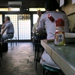 みのかん - 静けさの漂う空間、カウンターとテーブル席に先客が数名。
      奥のテーブル席に着き回りを見渡すと飾り気は一切無い大人の空間