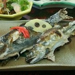 Ikeda Yougyojou Keiryuukan - イワナと鮎の塩焼き。塩味で食うのもよし、レモン味の秘伝のたれに付けて食べるもよし。