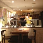 Serafina NEW YORK - スタッフの方がピザの記事を目の前でつくってます。くるくるっと回してました(=´∀｀)人(´∀｀=)素敵なサービス精神に感謝！