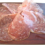 シック プッテートル - アミューズ1（バスク・キントア豚のサラミ）