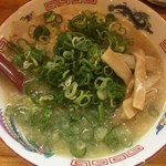 恵比朱 - ラーメンネギ増し650円
                                
                                第一旭との連食。第一旭より、若干細麺でした。スープは豚骨寄りで背脂もイン！
                                