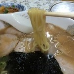 博龍軒 - はやや中細麺です。