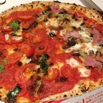 PIZZA SALVATORE CUOMO - マリナーラとカプリチョーザのハーフ＆ハーフ。シンプルだからこそ、トマトの美味しさが引き立っています。