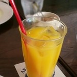 AKI'S - ランチセット（オムライス）の飲み物（オレンジジュース）〔15/9/20撮影〕