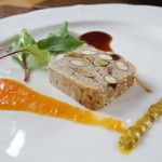 手打ち蕎麦とフレンチの やな木 - ＜2015年9月＞数種のナッツと国産鶏肉のテリーヌ、人参ソースと珈琲豆のソース