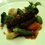 シェ松尾 青山サロン - 牛フィレ肉のグージョネット仕立て　季節の野菜と共に粒マスタード風味のベルシーソース