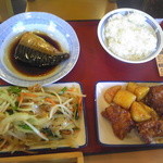 Toukai Fukishima Shokudou - 鯖の煮つけ、唐揚げとじゃが芋の煮っころがし、モヤシの野菜炒め、小ライス