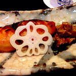 御料理 辰むら - 【2015年9月初訪時】焼物：サワラの岩焼き。酢蓮根に椎茸と湯葉の佃煮が添えられてます。