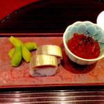 御料理 辰むら - 【2015年9月初訪時】先付：紫ずきん・秋刀魚の棒鮨・いくらのおろし和え。秋刀魚が秋刀魚じゃないような繊細な甘み。昆布〆の加減や酢の加減が少し控えめのもいい。シソの香りが活きます。