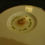 メインダイニングルーム - ～アミューズブーシュ～　昆布〆真鯛のカルパッチョ生うに添え　バジルソースとともに