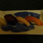 メインダイニングルーム - お寿司3貫（いくら軍艦、ズワイ蟹、サーモントラウト）