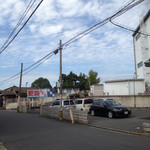 更新うどん - 裏は駐車場