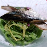 クッチーナ イタリアーナ ガッルーラ - 軽く燻した「 北海道産新秋刀魚 」と梨、大葉練り込んだタリオーニ