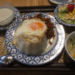 テープタイ - ランチ(鶏挽肉とホーリーバジルの炒めのせご飯)