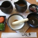 Shabushabu Sukiyaki Dontei - しゃぶしゃぶダレと薬味。