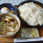 Yoshimiya Shiyokudou - 肉汁ねぎうどん（川幅うどん）+温泉卵