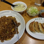 蘭苑 炒めま専科 - チャーシュー黒醬油チャーハン＋蘭苑餃子：930円