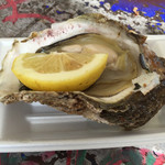 佐渡の海鮮市場 かもこ観光センター お食事処 - 岩牡蠣600円