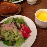 bistro oeuf oeuf - セットのスープ、パン、サラダ