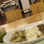 カラーズ - 左グリーンカレー　右豚のバジル炒め