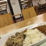 カラーズ - 左グリーンお代わり　右チキンカレー　トッピングのから揚げがかすかに見える、、、