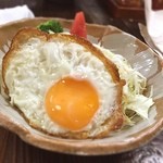 あじ一 - カツカレーとセットで出てきた目玉焼きと野菜^^