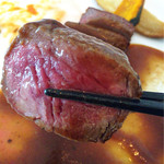 フランス食堂ビストロ ラ・フレ - レアな肉に軽めなソースが旨いねぇ〜♪