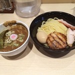 アンダーグラウンド ラーメン 頑者 - 特製つけ麺。税込1100円。