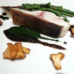 カンテサンス - イサキ ティラギと黒オリーブ