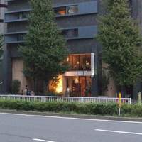 カーザ ヴィニタリア - 向かい側から見た入口です。