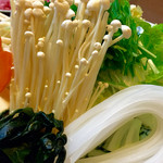 うどんちり しゃぶしゃぶ 平八 - 白菜、エノキ、ワカメ、まろに~ちゃん‼︎