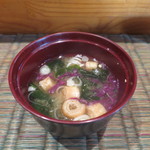 ふじい - わかめ、菊の花、麩、ねぎの味噌汁