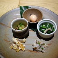 雨後晴 青山 - 酒のつまみに最高の料理でした。素材の味を前面に味がまったく濃くないので、感心しました。
                かに、うずらの味噌づけ、他いろいろ。