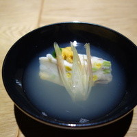 雨後晴 青山 - しんじょうですが、トウモロコシと枝豆が入っていました。上はウニですね。