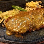 木の葉 - 鉄板の上にトンカツが載せられ、そこにカレーがかけられています。