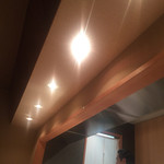 古今 - 照明はダイクロハロゲン。
      かなりこだわりのあるようで。