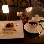 東京ステーションホテル ロビーラウンジ - スイーツセット 2,100円
                                ケーキとコーヒーor紅茶のセット。小菓子のおまけ付き。コーヒーは２杯まで飲めるみたいです。