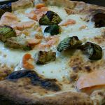 スモークサーモンと揚げ茄子のピッツァ