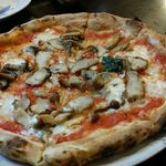 グリル鶏ももとキノコのピッツァ