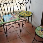 トラットリア エ ピッツェリア アミーチ - 外の待合席