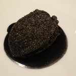 レストラン・モリエール - 2015.9　⑤イカスミパンのパン粉を載せたエゾアワビのポワレ　イカスミのソース～(^O^)　
            