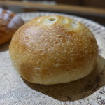 ブーランジェリー タネ - お豆のパン(140円)