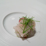 ナクレ - 塩を振った生のカンパチ。間にスモークした赤貝をサンド。