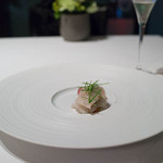 ナクレ - 塩を振った生のカンパチ。間にスモークした赤貝をサンド。